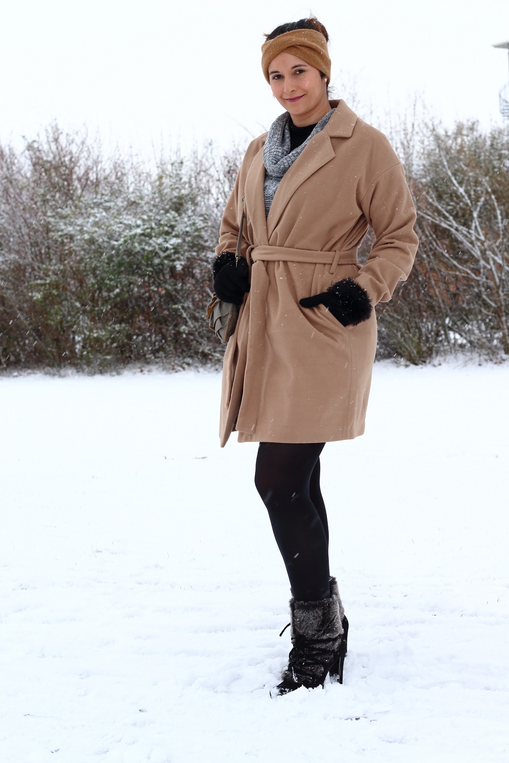 [Outfit] Wintermantel, Strickkleid und Fake Fur Stiefeletten