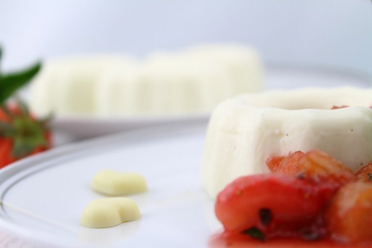 Joghurt Panna Cotta mit Erdbeer-Rhabarber-Kompott - Mary Loves