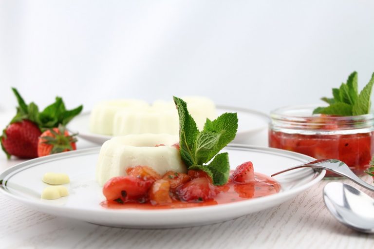 Joghurt Panna Cotta mit Erdbeer-Rhabarber-Kompott - Mary Loves