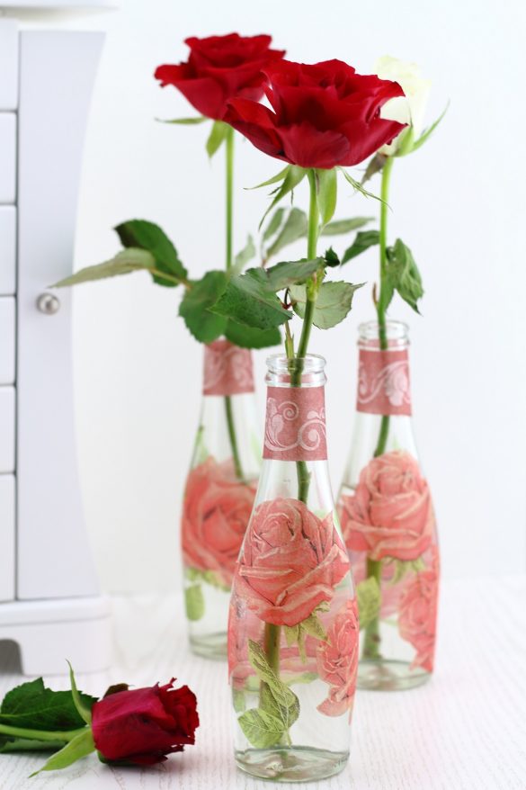 DIY-Blumenvasen mit Serviettentechnik gestalten - alte Glasflaschen mit Servietten verschönern und upcyclen - Serviettentechnik auf Glasflaschen anwenden