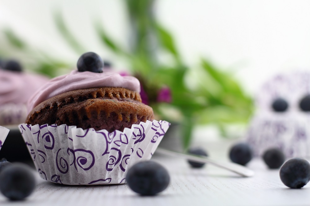 Violet Velvet Cupcakes mit Heidelbeer-Frischkäse-Topping - Rezept für zweifarbige Schokoladen Cupcakes mit Heidelbeeren - Violette Schoko Cup Cakes mit Heidelbeer-Frosting
