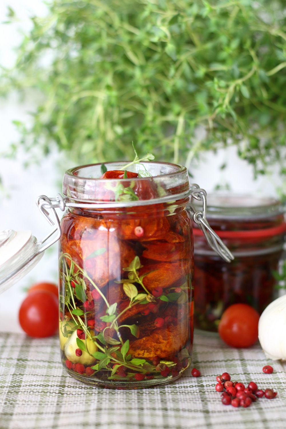 Eingelegte getrocknete Tomaten mit Thymian, Knoblauch und Rosa Pfeffer - getrocknete Tomaten selber in Öl einlegen