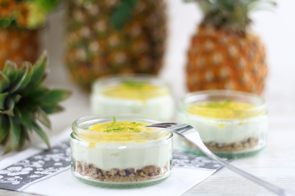 Sommerlicher Käsekuchen im Glas mit fruchtigem Ananas-Topping - Rezept für no bake Cheesecake im Glas mit Ananas und Limette