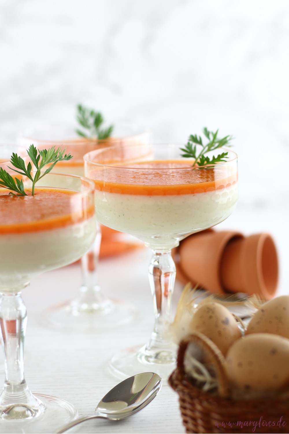 Zuckerfreie Ostern: Panna Cotta mit Buttermilch und Honig und süßem Karotten-Topping