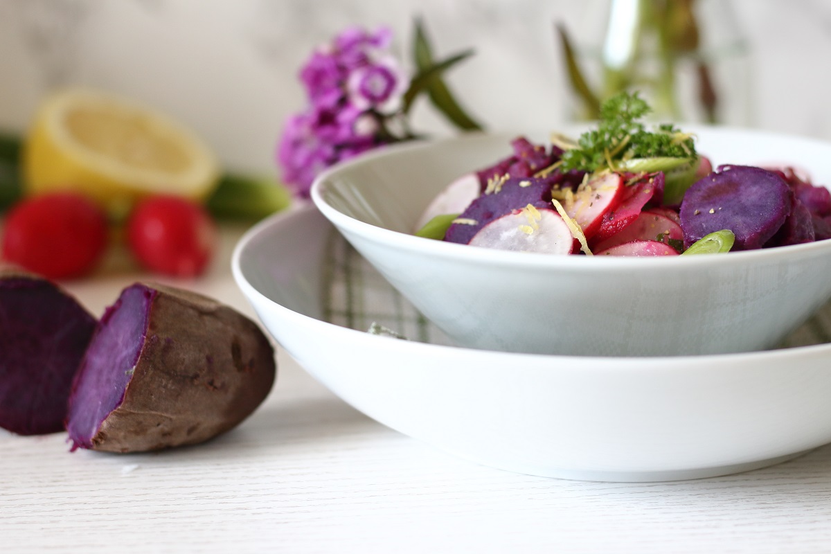 Die besten Sommerrezepte von Mary Loves - Violetter Süßkartoffelsalat mit Radieschen, Frühlauch und Zitronenvinaigrette - Gastbeitrag bei The Inspiring Life