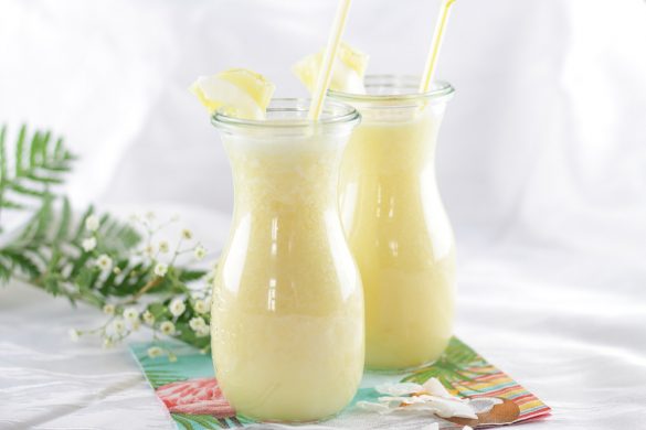 Tropisches Sommergetränk - Ananas-Kokos-Smoothie
