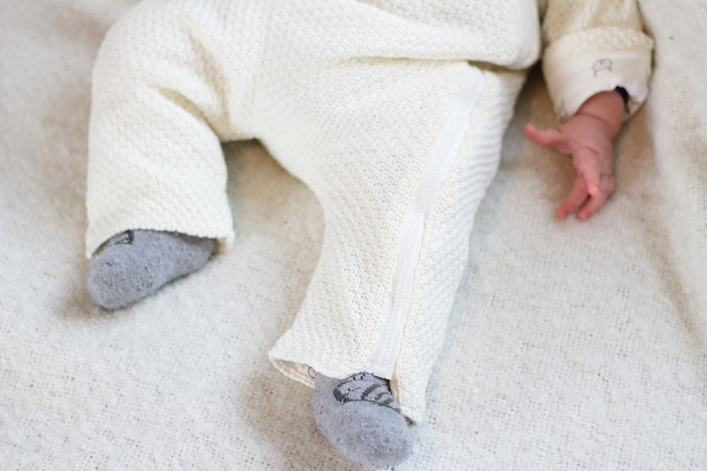 [Anzeige] Warm eingepackt - Die richtige Babykleidung für kalte Tage - Baby im Overall