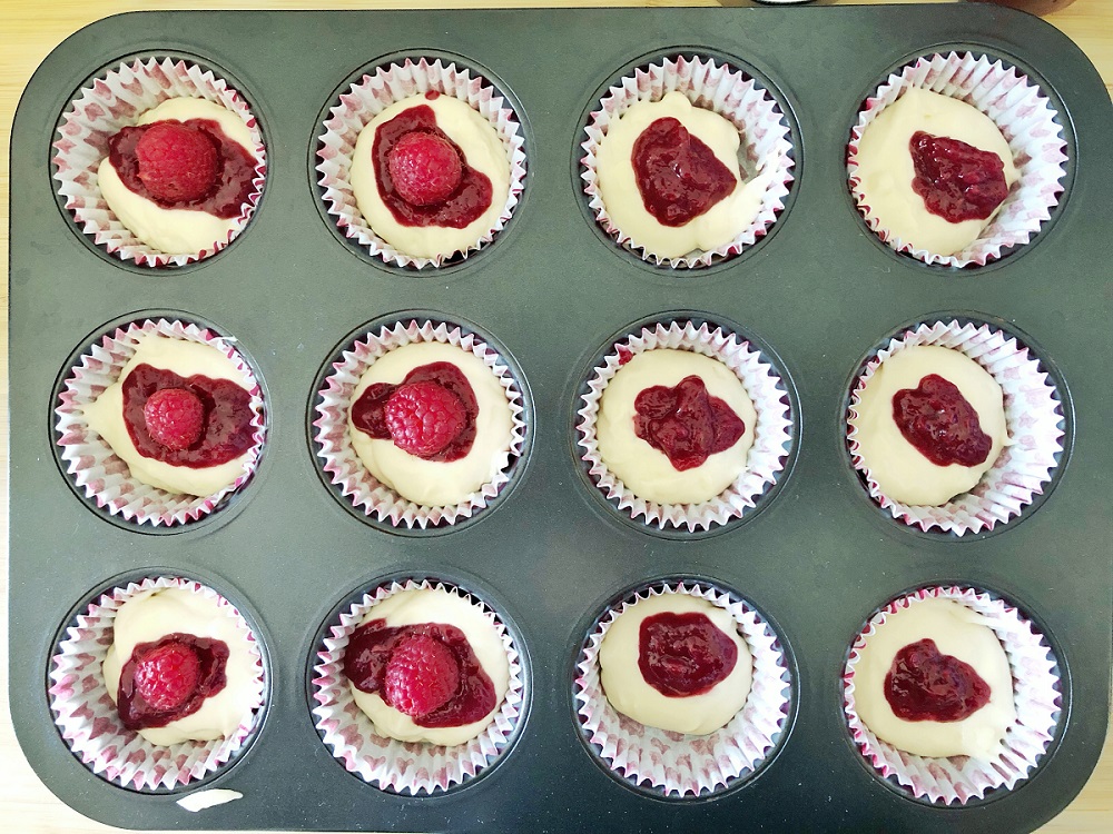 Himbeermuffins mit weißer Schokolade und fruchtiger Füllung -Mary Loves