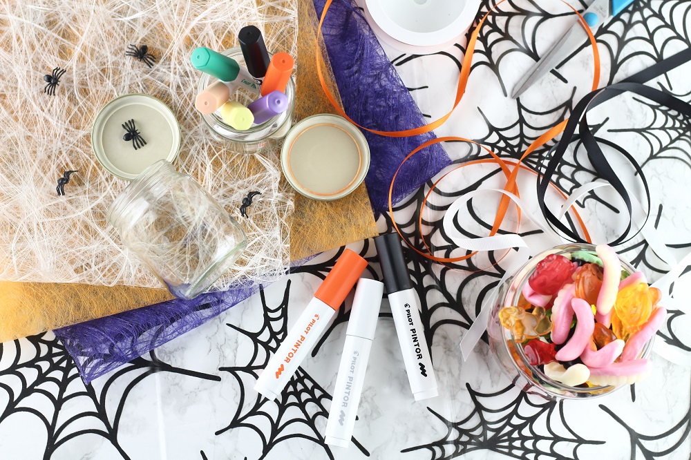 [Anzeige] Materialien für selbstgestaltete Halloween-Süßigkeitengläser