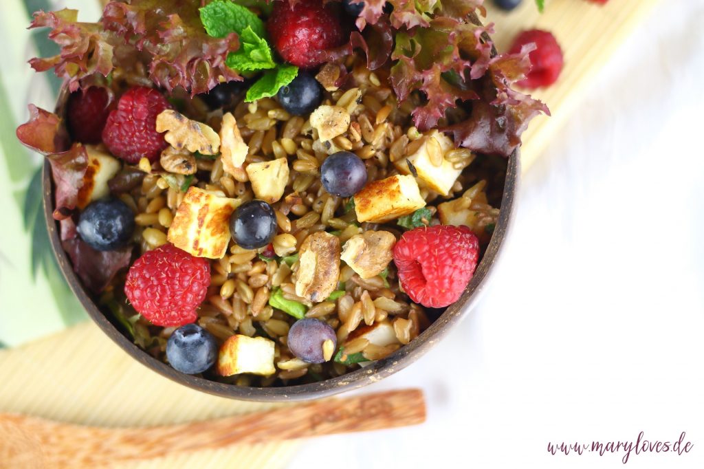 Sommerlicher Grünkernsalat mit Beeren, Nüssen &amp; Halloumi - Mary loves