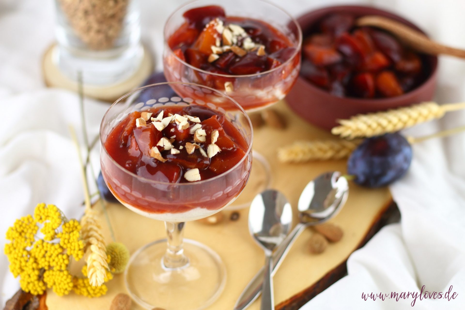 Leckeres im Herbst: Mandelgrießbrei mit Pflaumenkompott - Mary loves Leckeres im Herbst: Mandelgrießbrei mit Pflaumenkompott - Mary loves