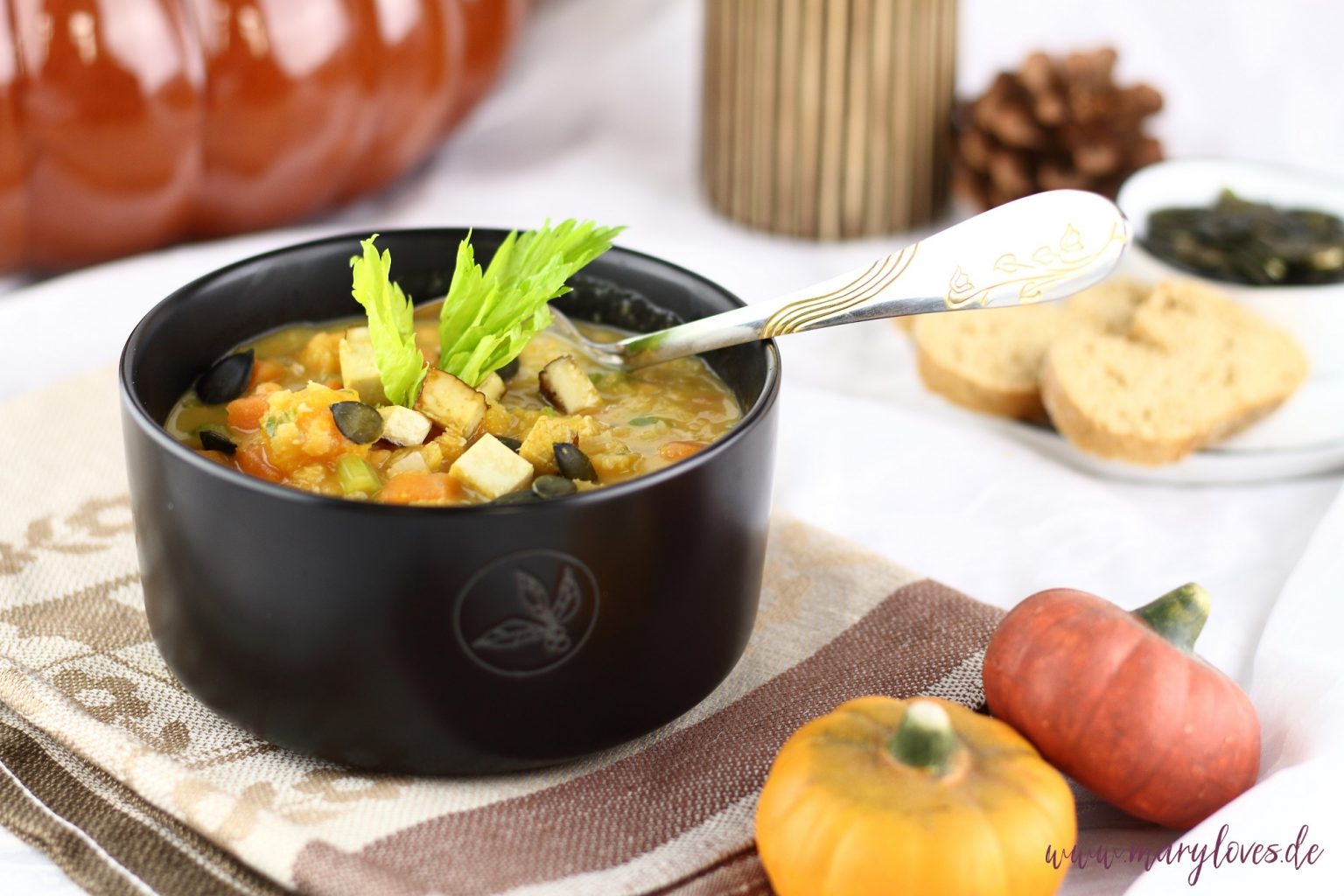 Vegane rote Linsensuppe mit Süßkartoffel und Kürbis - Mary loves