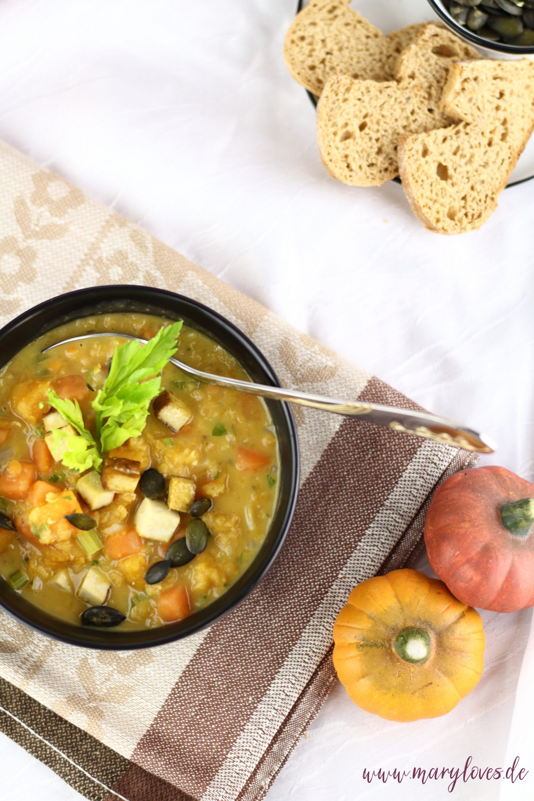 Vegane rote Linsensuppe mit Süßkartoffel und Kürbis - Mary loves