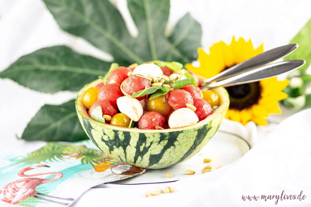 Bunter Sommersalat mit Wassermelone, Tomaten und Mozzarella - #salat #sommersalat #wassermelonensalat #wassermelone