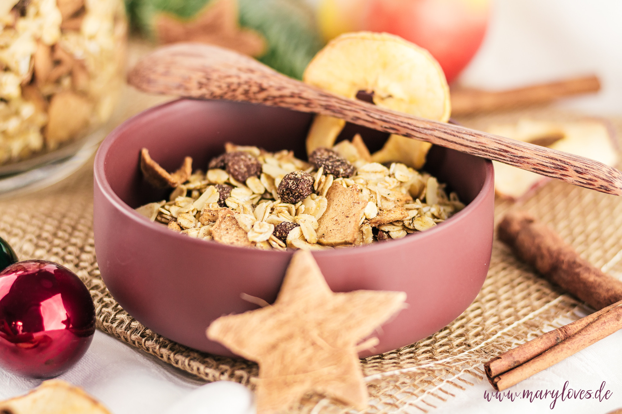 Selbstgemachtes Apfel-Zimt-Granola als weihnachtliches Küchengeschenk