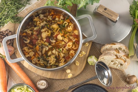 Wärmende Winter-Minestrone: Italienische Gemüsesuppe mit frischen, saisonalen Zutaten