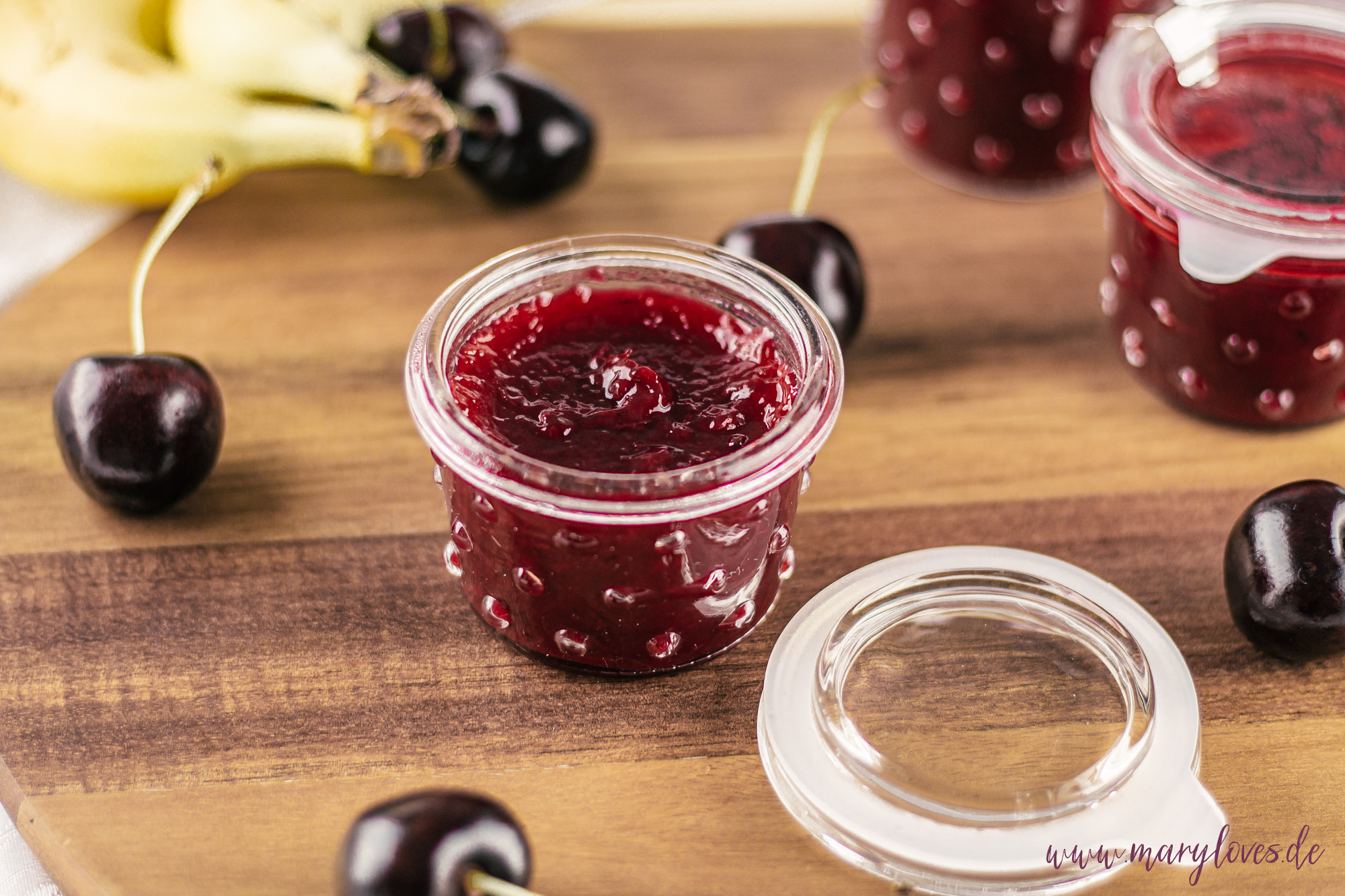 Kirsch-Bananen-Marmelade: Fruchtiger Aufstrich wie KiBa im Glas - Schnelle Sommermarmelade mit Sauerkirschen, Banane und einem Hauch Vanille selbst gemacht