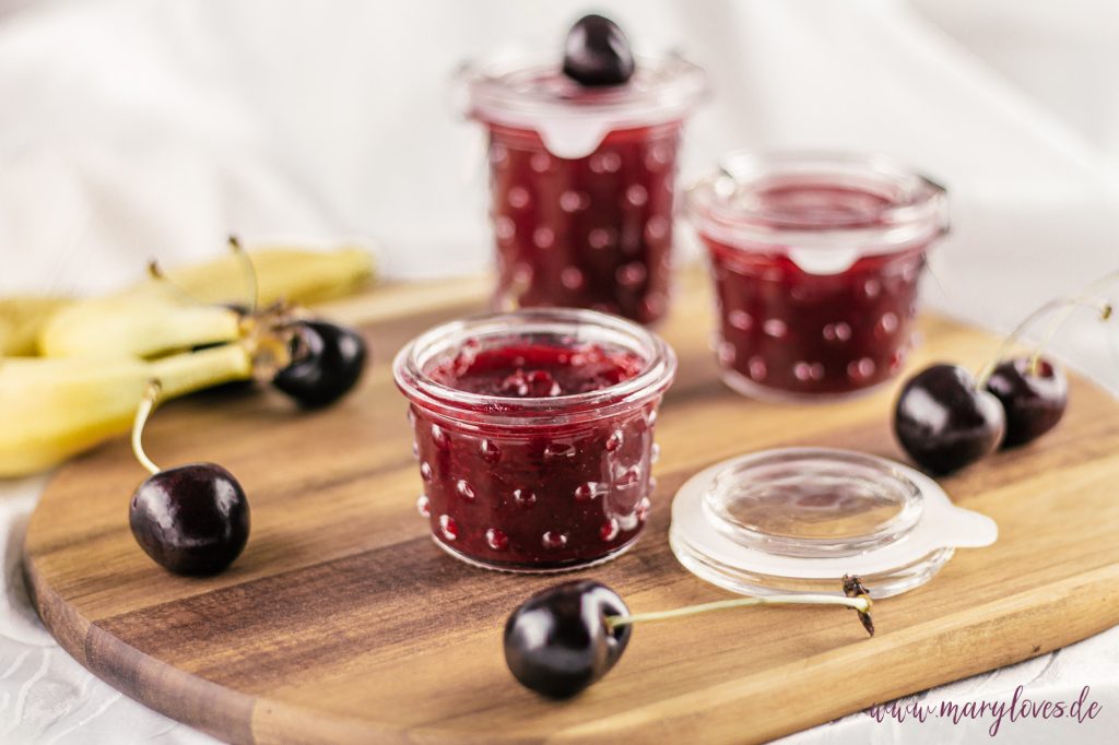Kirsch-Bananen-Marmelade: Fruchtiger Aufstrich wie KiBa im Glas - Schnelle Sommermarmelade mit Sauerkirschen, Banane und einem Hauch Vanille selbst gemacht