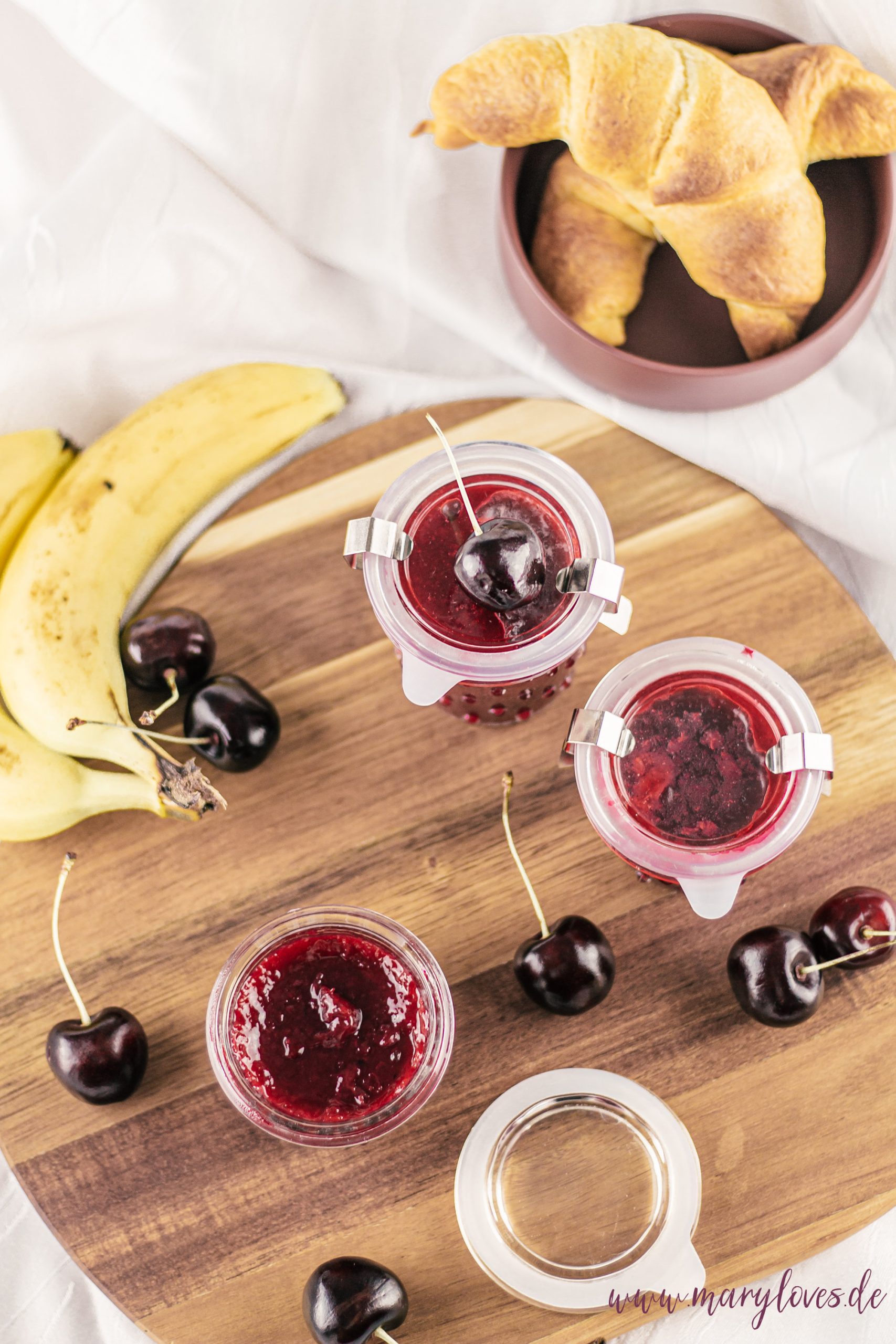 Kirsch-Bananen-Marmelade: Fruchtiger Aufstrich wie KiBa im Glas - Schnelle Sommermarmelade mit Sauerkirschen, Banane und einem Hauch Vanille selbst gemacht