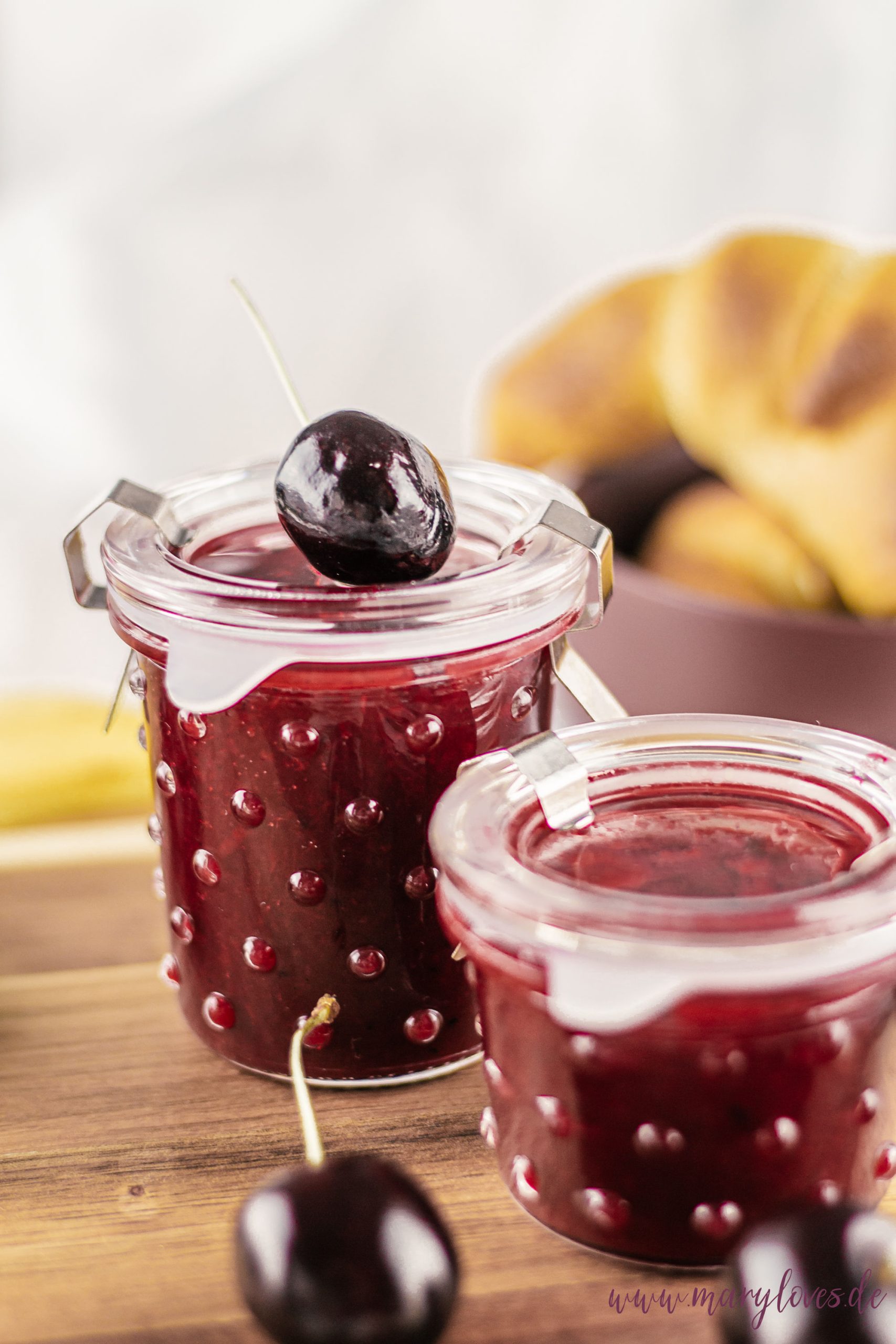 KiBa-Marmelade: Fruchtiger Aufstrich mit Sauerkirschen, Banane und einem Hauch Vanille selbst gemacht