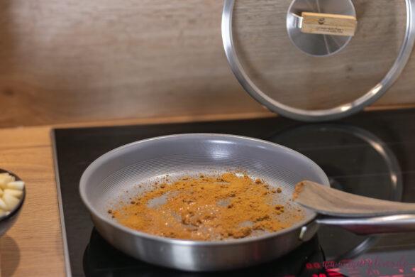 Zubereitung Birnen-Crumble - Schritt 1: Zucker karamellisieren