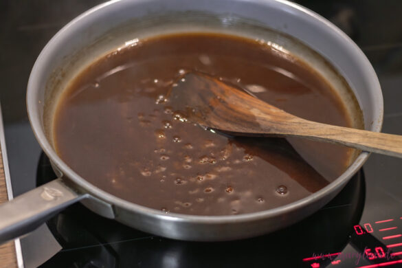 Zubereitung Birnen-Crumble - Schritt 2: Wasser & Gewürze hinzugeben und köcheln lassen