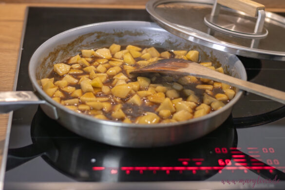 Zubereitung Birnen-Crumble - Schritt 3: Birnen hinzugeben und köcheln lassen