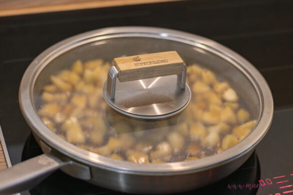 Zubereitung Birnen-Crumble - Schritt 3: Birnen hinzugeben und köcheln lassen